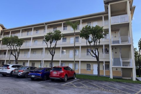 Condo in Hialeah, Florida, 3 bedrooms  № 1942163 - photo 1