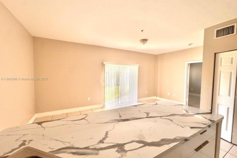 Condominio en alquiler en Hialeah, Florida, 3 dormitorios, 110.18 m2 № 1942163 - foto 9