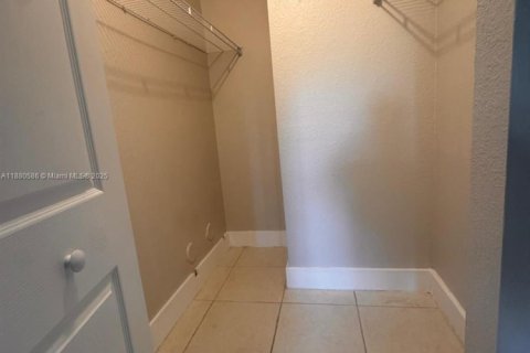 Condo in Hialeah, Florida, 3 bedrooms  № 1942163 - photo 15