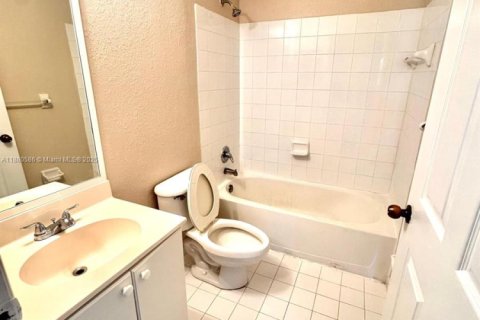 Condo in Hialeah, Florida, 3 bedrooms  № 1942163 - photo 17