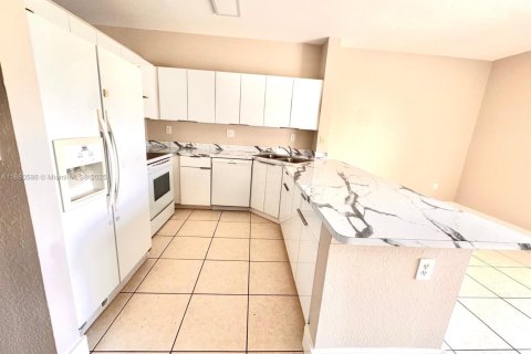 Condo in Hialeah, Florida, 3 bedrooms  № 1942163 - photo 8