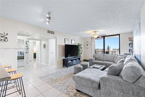 Condo in Hallandale Beach, Florida, 2 bedrooms  № 1945442 - photo 1