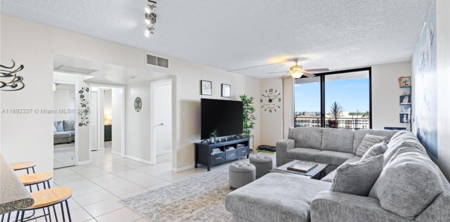 Condo in Hallandale Beach, Florida, 2 bedrooms № 1945442