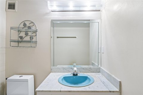 Condo in Hallandale Beach, Florida, 2 bedrooms  № 1945442 - photo 27