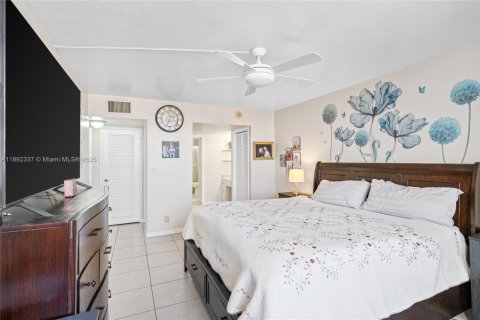 Condo in Hallandale Beach, Florida, 2 bedrooms  № 1945442 - photo 20