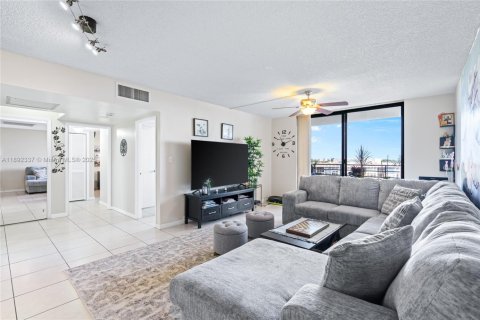Condo in Hallandale Beach, Florida, 2 bedrooms  № 1945442 - photo 11