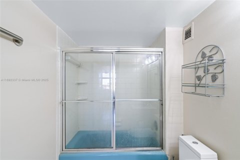 Condo in Hallandale Beach, Florida, 2 bedrooms  № 1945442 - photo 26