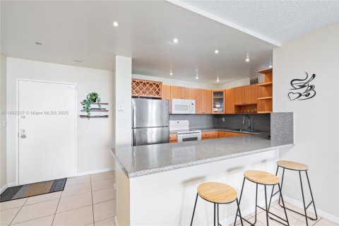 Condo in Hallandale Beach, Florida, 2 bedrooms  № 1945442 - photo 6