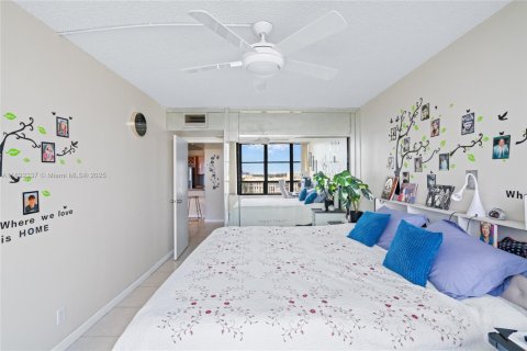 Condo in Hallandale Beach, Florida, 2 bedrooms  № 1945442 - photo 30