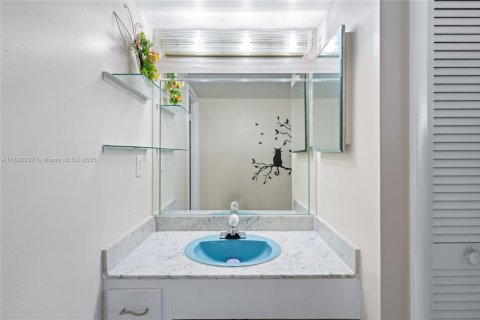 Condo in Hallandale Beach, Florida, 2 bedrooms  № 1945442 - photo 23