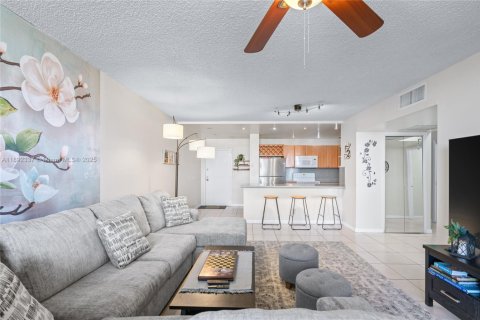 Condo in Hallandale Beach, Florida, 2 bedrooms  № 1945442 - photo 10