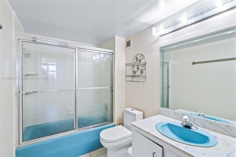 Condo in Hallandale Beach, Florida, 2 bedrooms  № 1945442 - photo 25