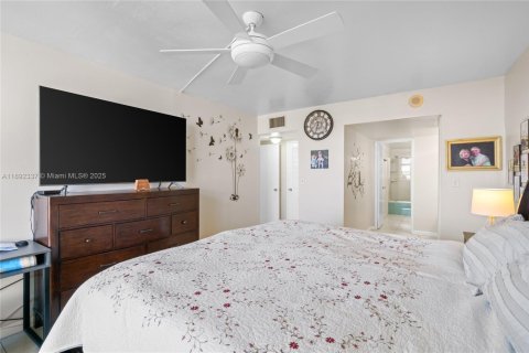 Condo in Hallandale Beach, Florida, 2 bedrooms  № 1945442 - photo 18