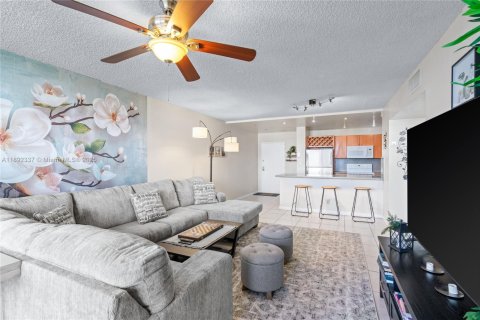 Condo in Hallandale Beach, Florida, 2 bedrooms  № 1945442 - photo 14