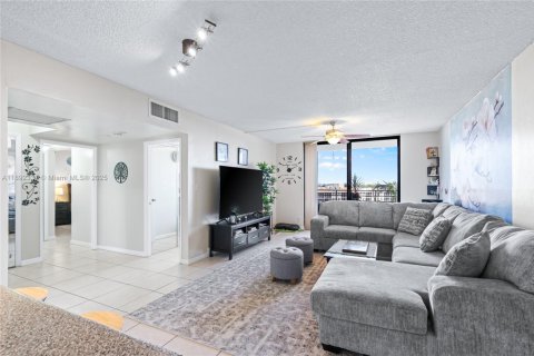 Condo in Hallandale Beach, Florida, 2 bedrooms  № 1945442 - photo 8