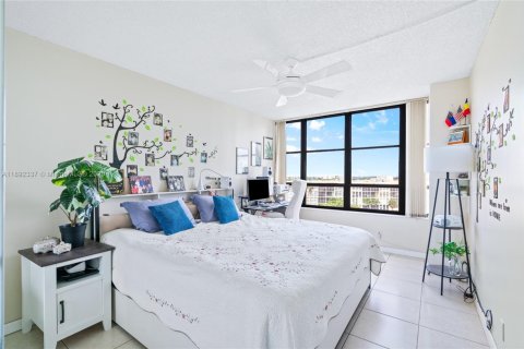 Condo in Hallandale Beach, Florida, 2 bedrooms  № 1945442 - photo 28