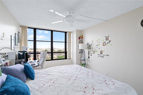 Condo in Hallandale Beach, Florida, 2 bedrooms  № 1945442 - photo 29