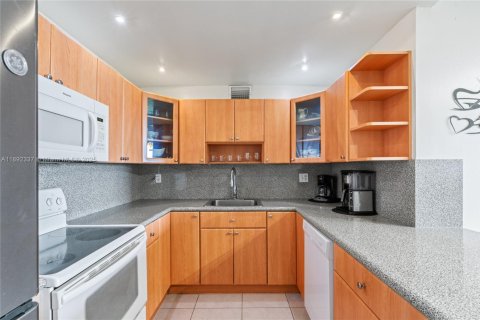 Condo in Hallandale Beach, Florida, 2 bedrooms  № 1945442 - photo 4