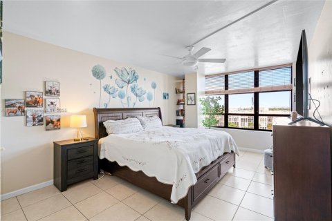 Condo in Hallandale Beach, Florida, 2 bedrooms  № 1945442 - photo 19