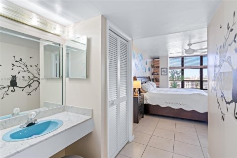 Condo in Hallandale Beach, Florida, 2 bedrooms  № 1945442 - photo 24