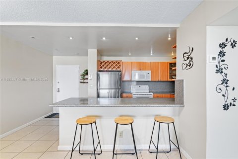 Condo in Hallandale Beach, Florida, 2 bedrooms  № 1945442 - photo 7