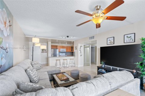 Condo in Hallandale Beach, Florida, 2 bedrooms  № 1945442 - photo 15