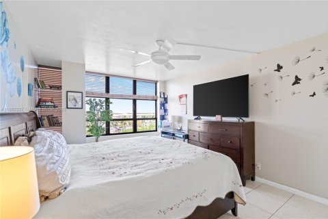 Condo in Hallandale Beach, Florida, 2 bedrooms  № 1945442 - photo 17