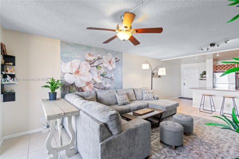 Condo in Hallandale Beach, Florida, 2 bedrooms  № 1945442 - photo 13