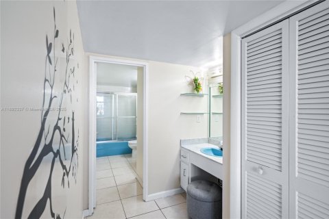 Condo in Hallandale Beach, Florida, 2 bedrooms  № 1945442 - photo 22