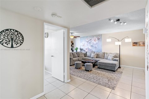 Condo in Hallandale Beach, Florida, 2 bedrooms  № 1945442 - photo 16