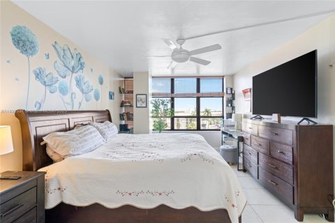Condo in Hallandale Beach, Florida, 2 bedrooms  № 1945442 - photo 21