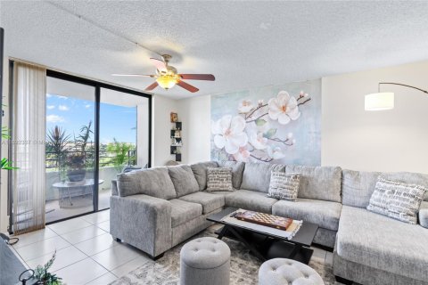 Condo in Hallandale Beach, Florida, 2 bedrooms  № 1945442 - photo 9