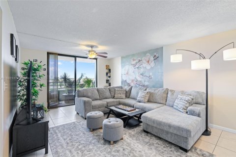 Condo in Hallandale Beach, Florida, 2 bedrooms  № 1945442 - photo 12