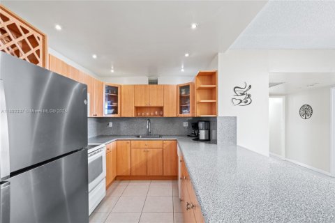 Condo in Hallandale Beach, Florida, 2 bedrooms  № 1945442 - photo 3