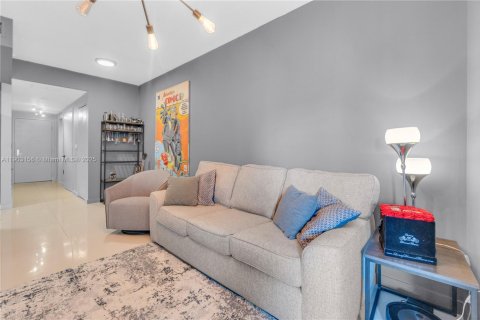 Condominio en alquiler en Miami, Florida, 1 dormitorio, 70.42 m2 № 1954358 - foto 5