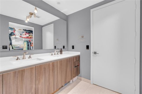 Condominio en alquiler en Miami, Florida, 1 dormitorio, 70.42 m2 № 1954358 - foto 9