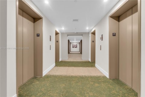 Condominio en alquiler en Miami, Florida, 1 dormitorio, 70.42 m2 № 1954358 - foto 18