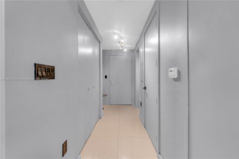 Condominio en alquiler en Miami, Florida, 1 dormitorio, 70.42 m2 № 1954358 - foto 17