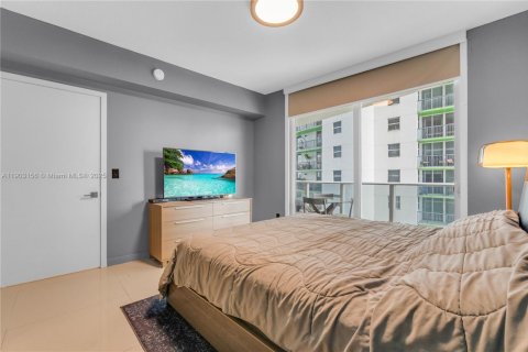 Condominio en alquiler en Miami, Florida, 1 dormitorio, 70.42 m2 № 1954358 - foto 13