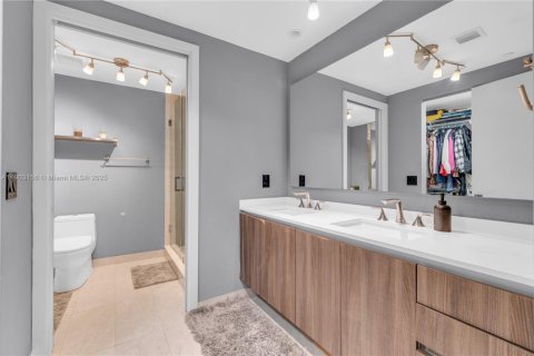 Condominio en alquiler en Miami, Florida, 1 dormitorio, 70.42 m2 № 1954358 - foto 14