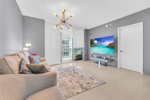 Condominio en alquiler en Miami, Florida, 1 dormitorio, 70.42 m2 № 1954358 - foto 2