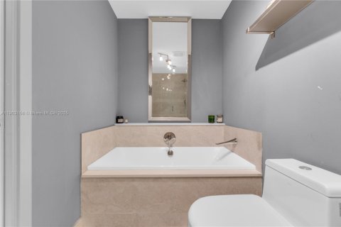 Condominio en alquiler en Miami, Florida, 1 dormitorio, 70.42 m2 № 1954358 - foto 16