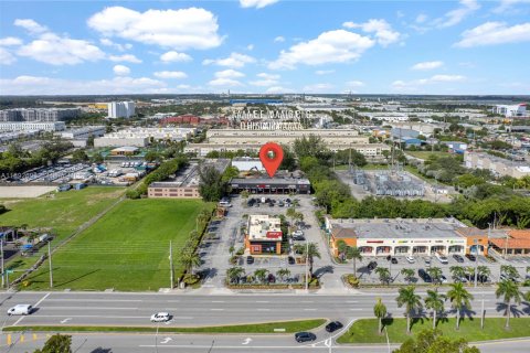 Commercial property in Sweetwater, Florida № 1945448 - photo 6