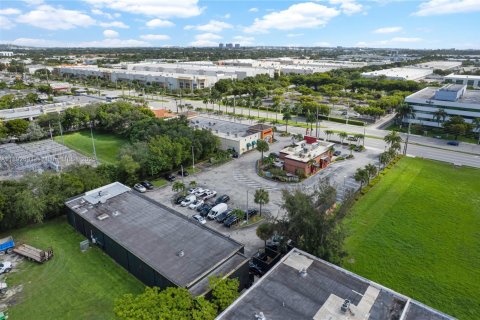 Commercial property in Sweetwater, Florida № 1945448 - photo 8