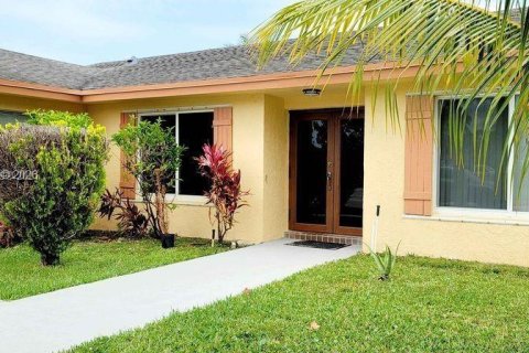 Дом в Маргит, Флорида 3 спальни, 191.47м2 № 2027761