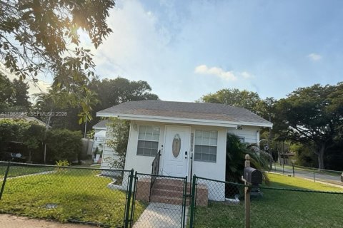House in North Miami, Florida 3 bedrooms, 149.02 sq.m. № 2029801
