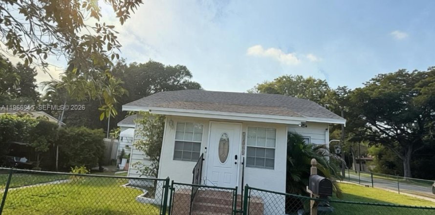 House in North Miami, Florida 3 bedrooms, 149.02 sq.m. № 2029801