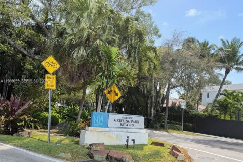 House in North Miami, Florida 3 bedrooms, 149.02 sq.m. № 2029801 - photo 6