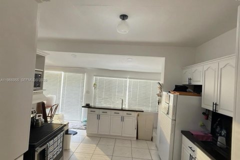 House in North Miami, Florida 3 bedrooms, 149.02 sq.m. № 2029801 - photo 11