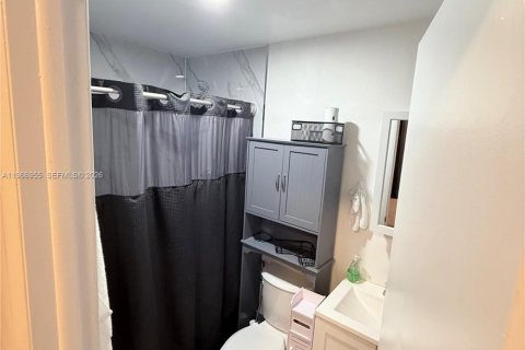 House in North Miami, Florida 3 bedrooms, 149.02 sq.m. № 2029801 - photo 14